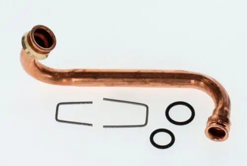 Kupferrohr mit gebogenem Ende, verbunden mit O-Ringen. Teile scheinen für eine Bosch-Anwendung konzipiert zu sein. Edelstahlklemmen liegen daneben.